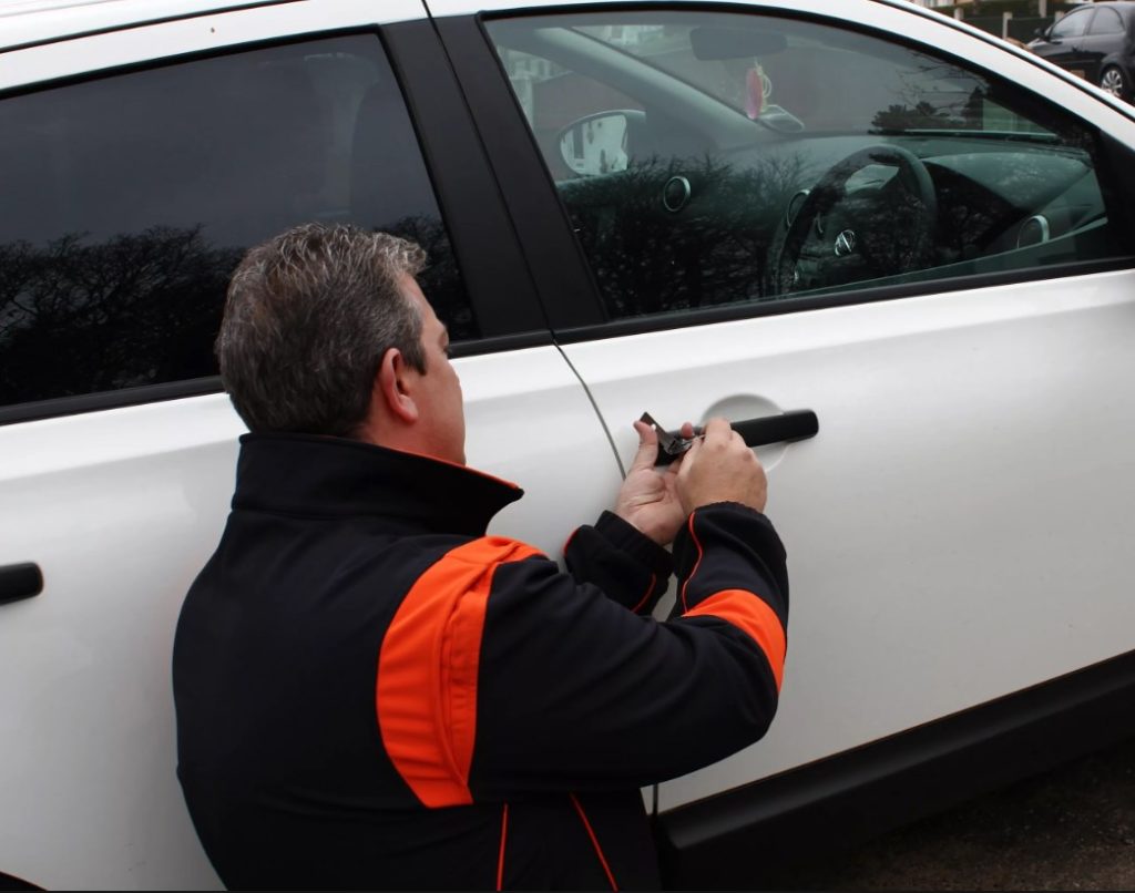 Срочное открытие дверей автомобиля в Еманжелинске