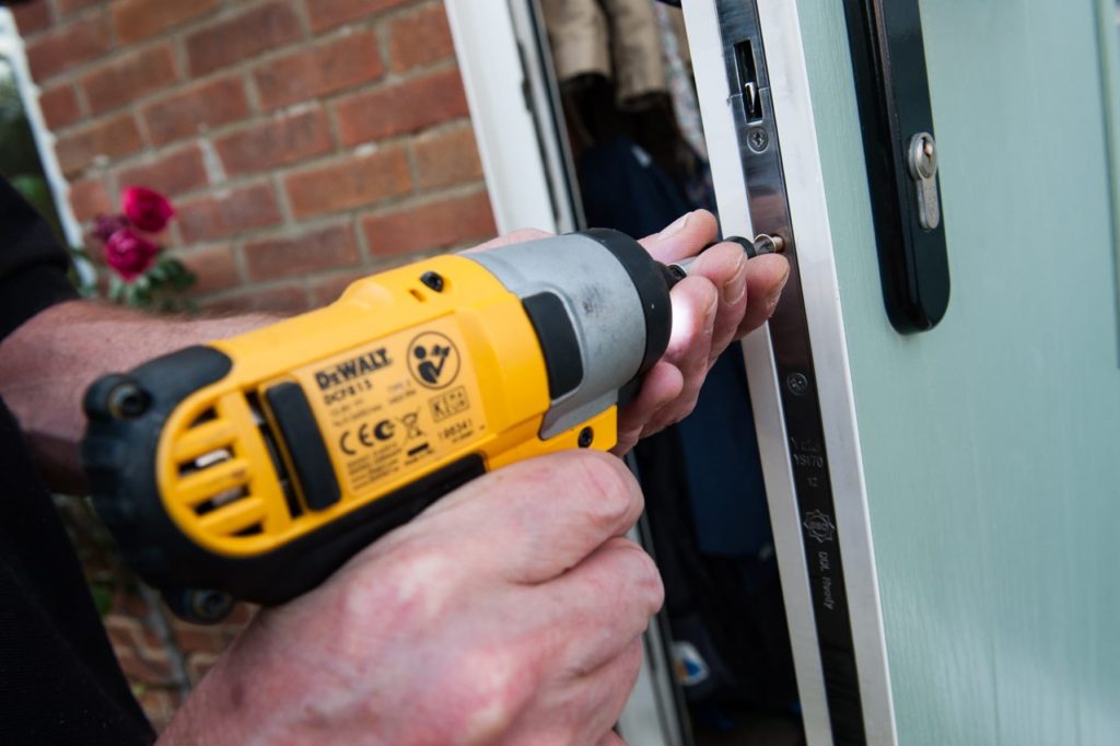 Установка замков входных дверей с выездом в Еманжелинске